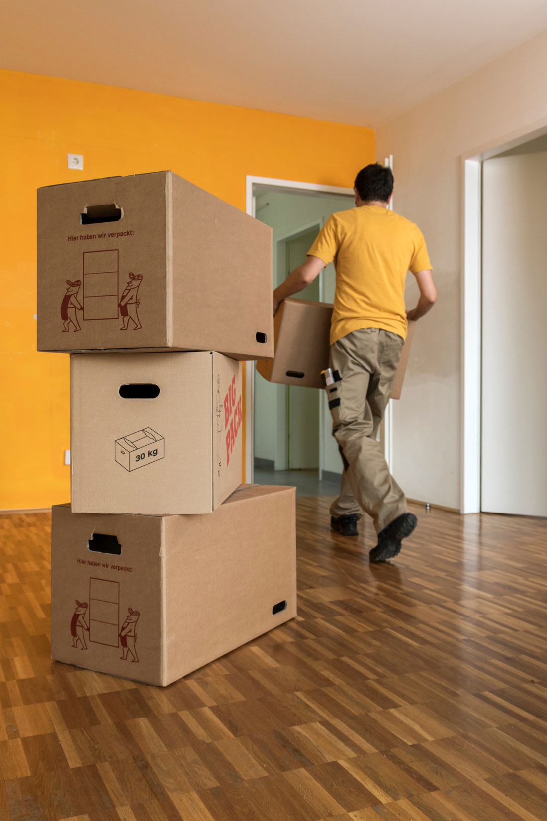 Man mit Umzugskartons